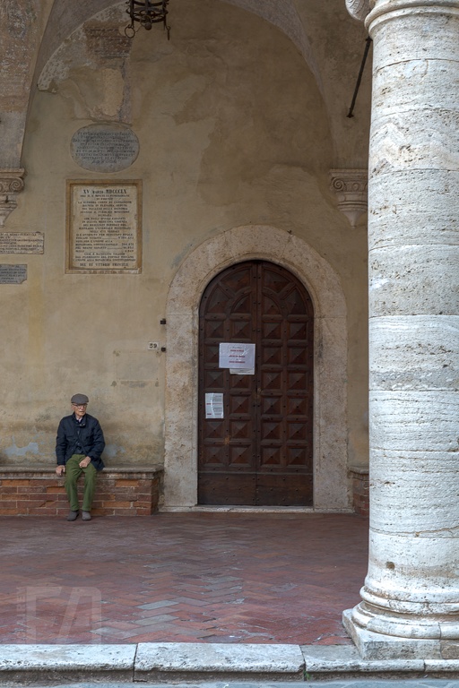 20240509-Toscane - Pienza (2024-05-09) - 021-cr2 - Logo EA.jpg